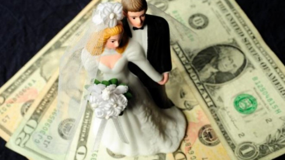 Китаец затрупа бъдещата си съпруга с банкноти | StandartNews.com