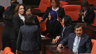 Дамите в турския парламент вече могат да носят панталони