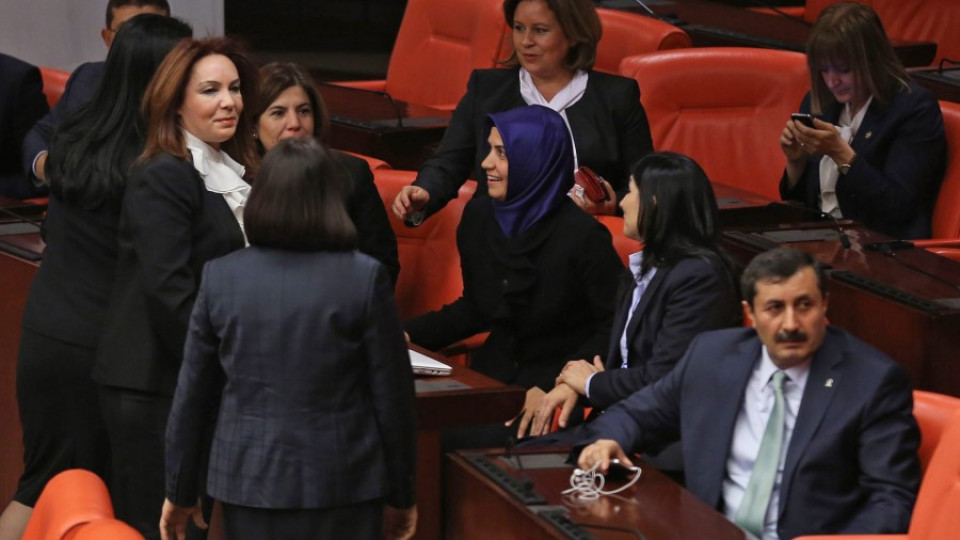 Дамите в турския парламент вече могат да носят панталони | StandartNews.com