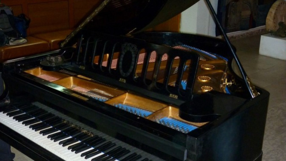 Върнаха роялът на Петко Стайнов в „Искра“ - Казанлък  | StandartNews.com