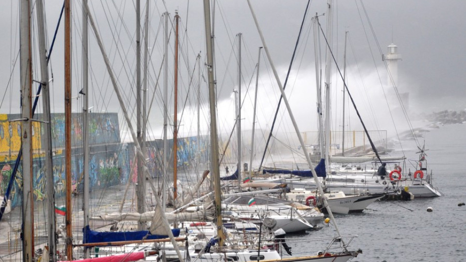 Силен вятър затвори пристанище Варна | StandartNews.com