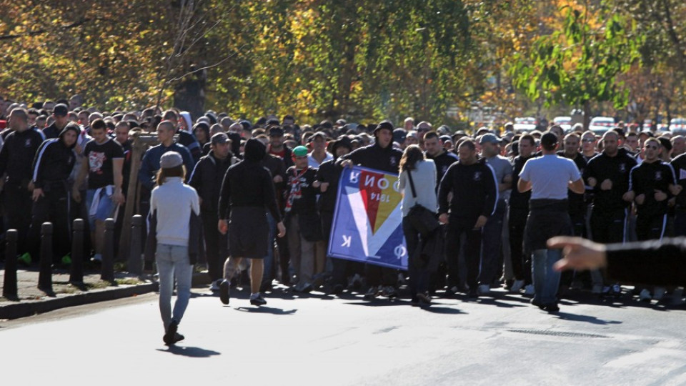 Фенове на "Левски" и ЦСКА срещу митинга на БСП на Орлов мост | StandartNews.com