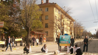 Танц на сцена от цветя в памет на жертвите