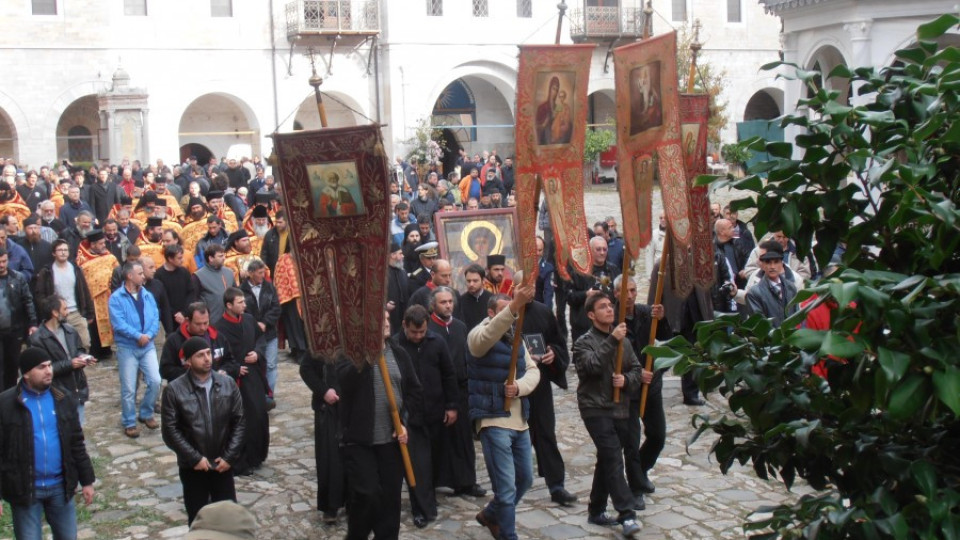 700 носиха на ръце св. Георги в Зограф | StandartNews.com