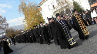 Миряни и духовници от страната и Гърция се простиха с Натанаил