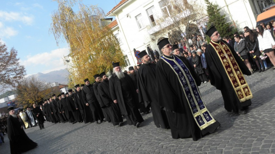 Миряни и духовници от страната и Гърция се простиха с Натанаил | StandartNews.com