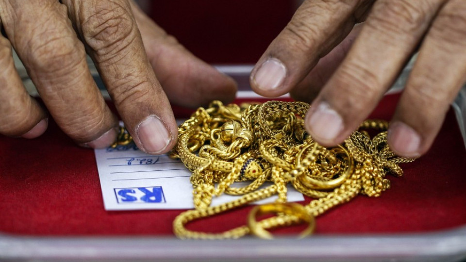 Продават на търг контрабандни златни монети и бижута | StandartNews.com