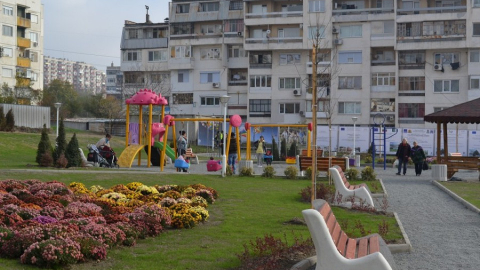 Освещават два нови парка в Казанлък | StandartNews.com