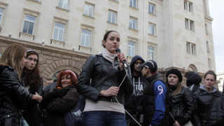 Дават за Коледа забавени заплати