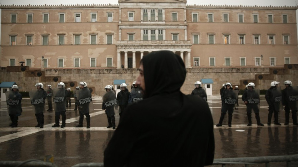 "Тройката" спря финансовата помощ за Гърция | StandartNews.com