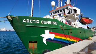 Освободиха трима руснаци от екипажа на "Арктик Сънрайз"