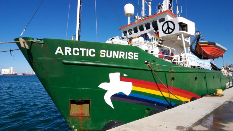 Освободиха трима руснаци от екипажа на "Арктик Сънрайз" | StandartNews.com
