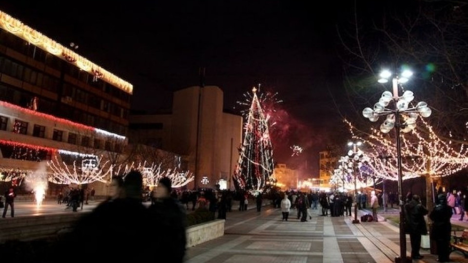 Благоевград се кичи с 35-метрова елха за Коледа | StandartNews.com