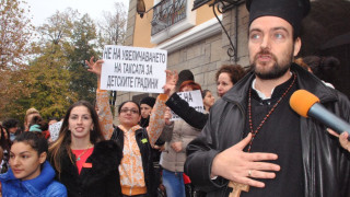 Свещеник оглави протеста на майките в Хасково 