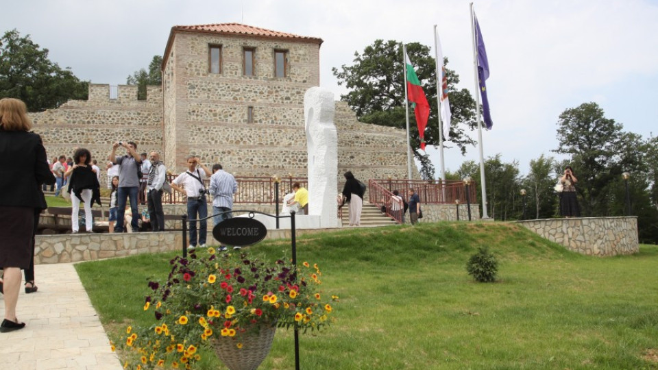 Сърби и македонци катерят Цари Мали град | StandartNews.com