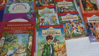 Ученици дариха книги за библиотеката си 