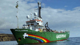 Освободиха още 2-ма еколози и оператор от кораба на "Грийнпийс"