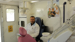 Родни стоматолози обгрижват благотворително монасите в Атон