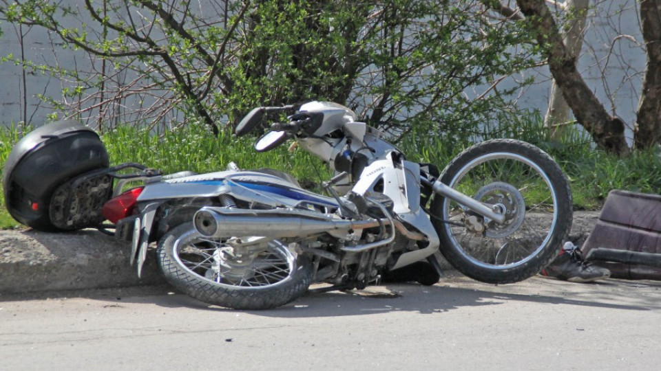 Моторист се заби в мантинела и издъхна на място | StandartNews.com