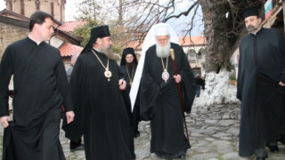 Синодът остави Борис в надпреварата за Варна