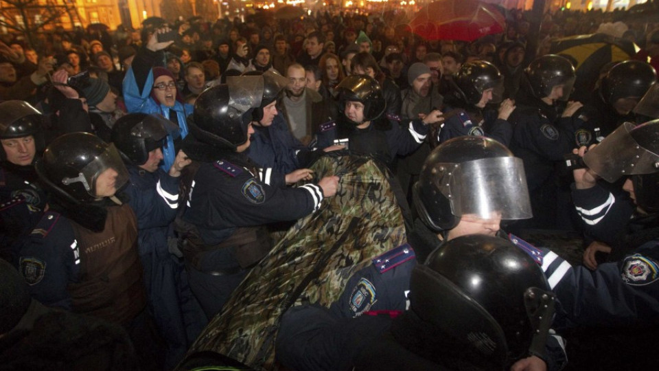 Тежка нощ в Киев, десетки все още протестират | StandartNews.com