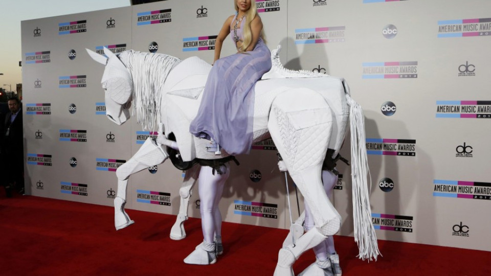 Гага яхна кон в театър | StandartNews.com