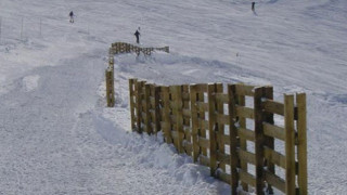 Слагат снегозащитни бариери край пътищата в Силистра