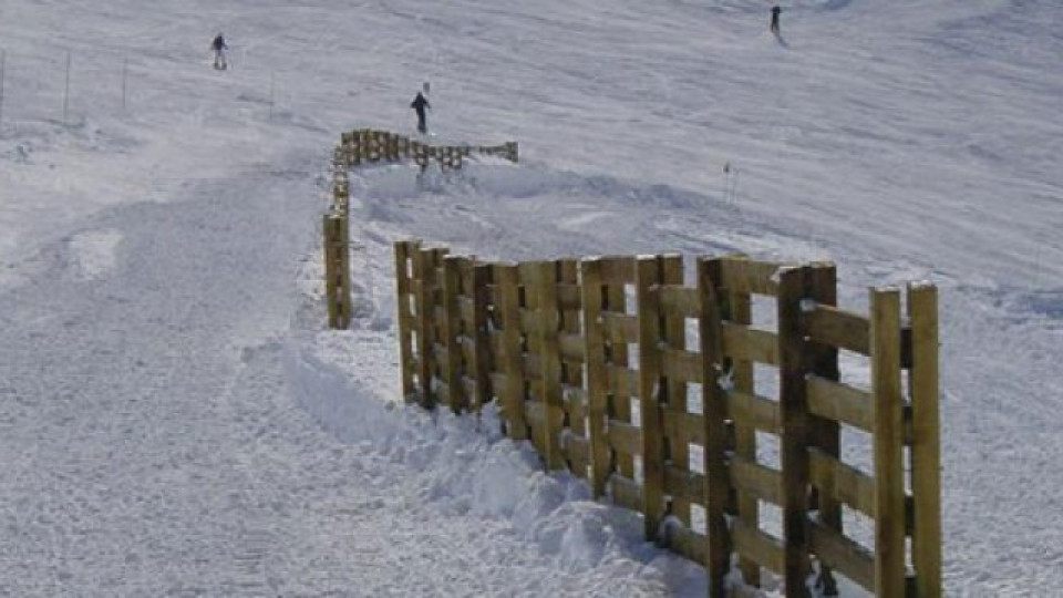 Слагат снегозащитни бариери край пътищата в Силистра | StandartNews.com