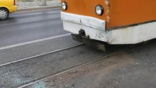 Обърнат кран спря трамваите по бул. "България"