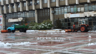 Над 70 чистачи и 12 машини лъскат Благоевград от снега