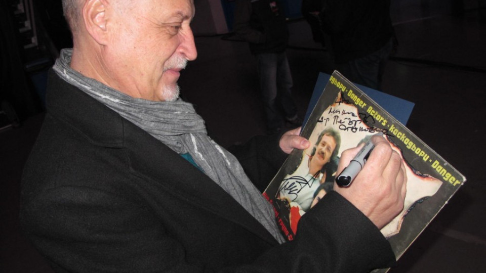 Данчо Караджов даде автограф на културния министър | StandartNews.com