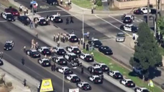 Калифорниец простреля 2-ма полицаи и взе заложници