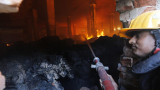 Недоволни работници подпалиха фабрика в Дака (СНИМКИ)