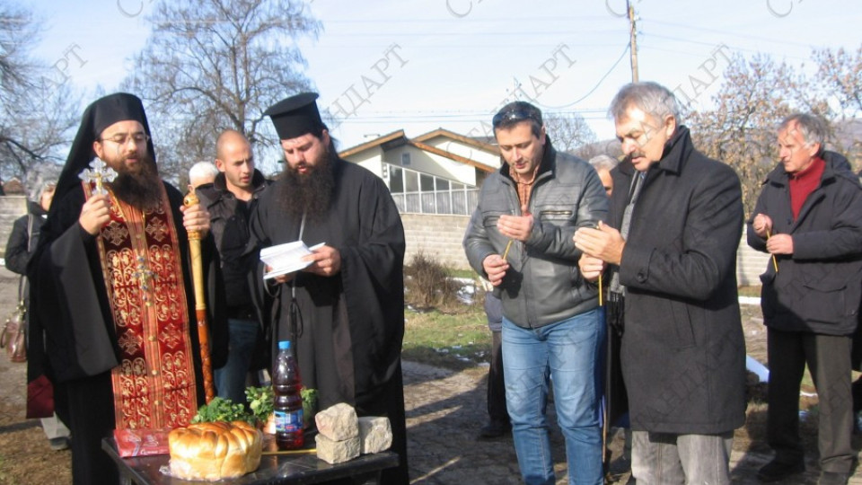 Направиха първа копка на храм в Трифоново | StandartNews.com