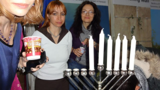Съпругата на Камиса Раз опече еврейски сладки за благотворителност