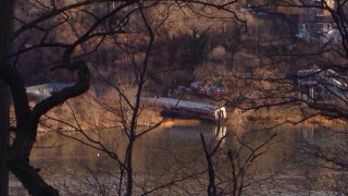 Дерайлира пътнически влак в Ню Йорк, вагони са във вода