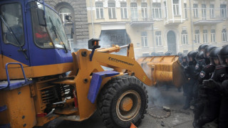 В Украйна: Булдозер срещу властта