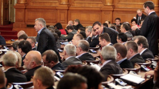 Депутатите гласуват бюджета под опасността от вето