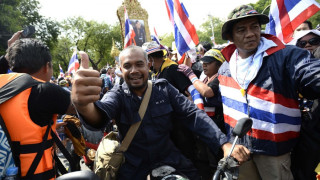 Демонстрантите в Тайланд превзеха правителствени сгради