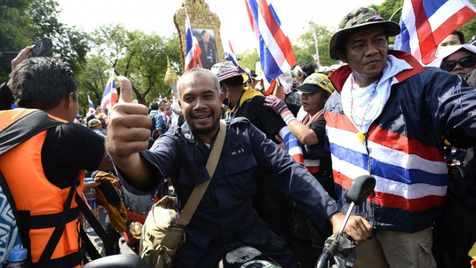 Демонстрантите в Тайланд превзеха правителствени сгради | StandartNews.com