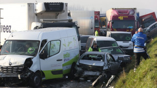 Верижен сблъсък на 100-тина коли и камиони в Белгия 