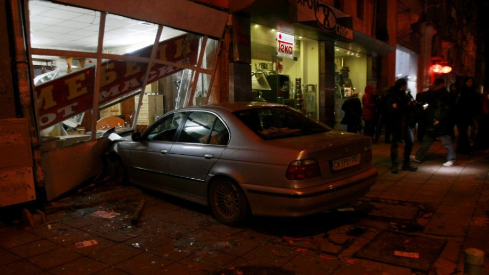 Кола блъсна пешеходци и влетя в магазин | StandartNews.com