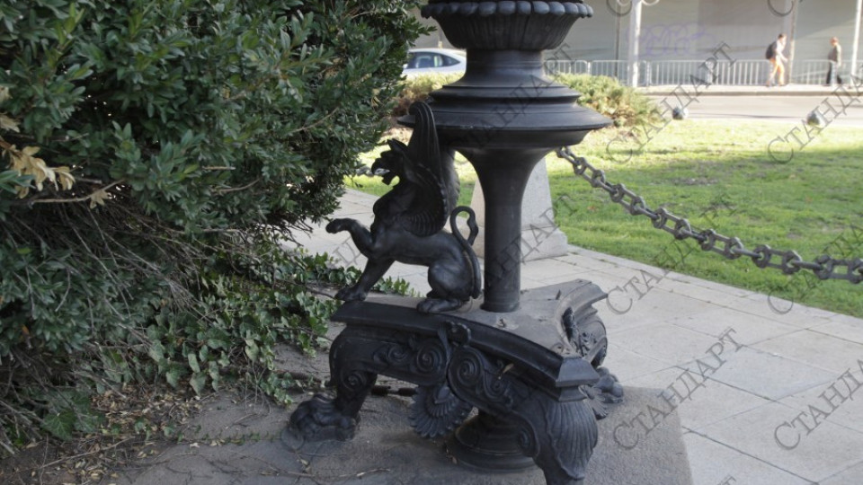 Грифонът от паметника на Левски предаден в НИМ | StandartNews.com