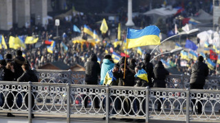 Азаров заплаши протестиращите с репресии