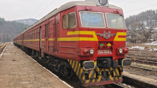 Студенти празнуват осми декември в "Среднощен експрес"