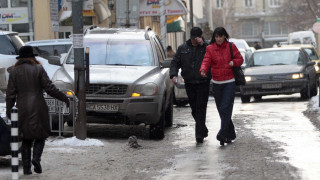 Улиците в София се обработват срещу заледяване