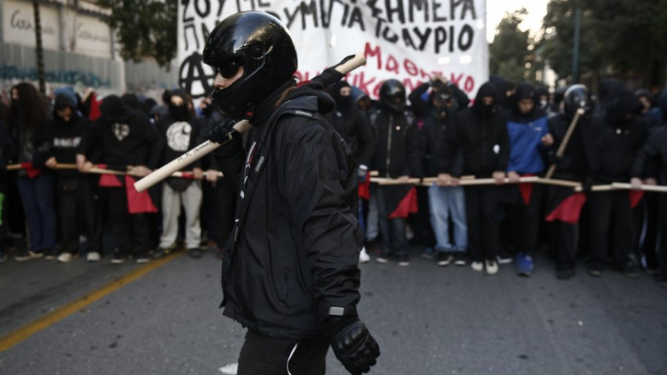 Хилядна демонстрация в памет на убит младеж в Атина | StandartNews.com