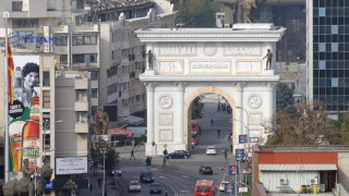 Македонци трошат паметник на сръбски крал