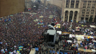 Стотици хиляди отново са в центъра на Киев
