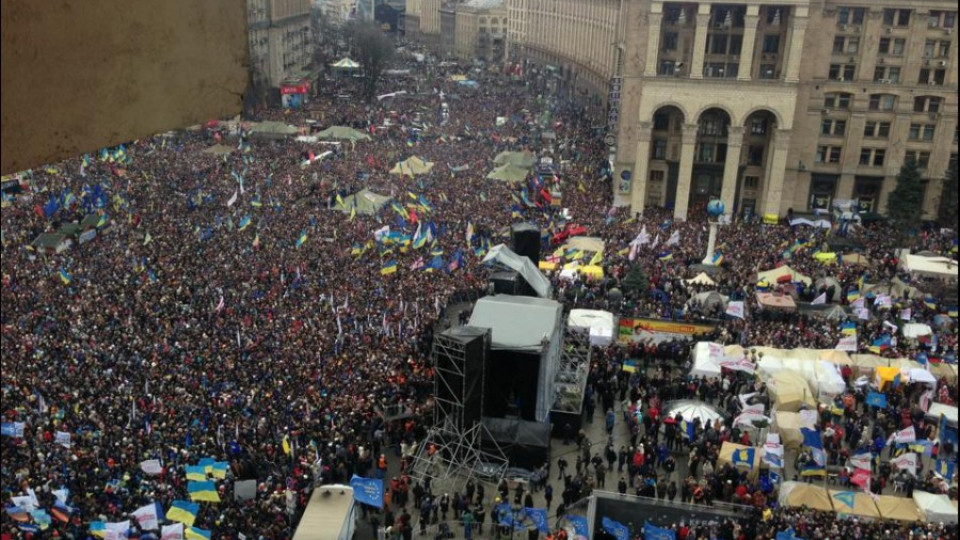 Стотици хиляди отново са в центъра на Киев | StandartNews.com